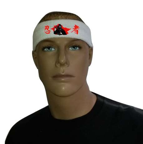 Stirnband weiß Ninja Figur roter Hintergrund