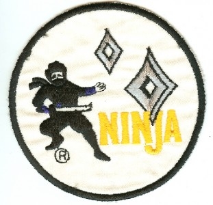 Ninja Aufnäher Kämpfer weiß-gelb mit Shuriken