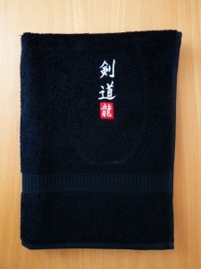 Handtuch schwarz bestickt Kendo