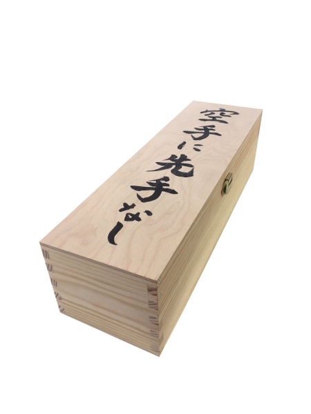 Geschenkbox / Dekorative Holzkiste für Gürtel / NATUR mit Schriftzeichen verziert
