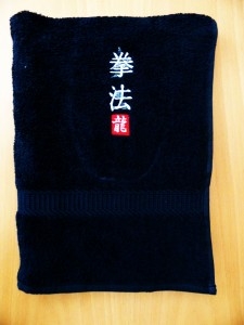 Handtuch schwarz bestickt Kempo