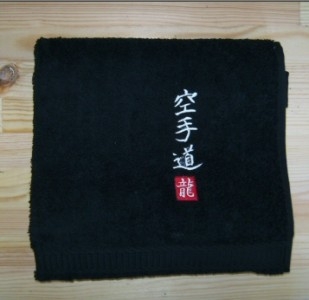 Handtuch schwarz bestickt Karate-Do