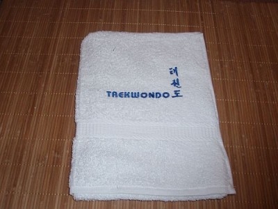 Handtuch / Duschtuch weiß mit Schriftzug / Zeichen Taekwondo