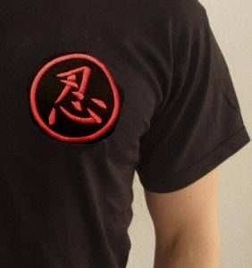 T-Shirt, schwarz, bestickt mit Ninja Schriftzeichen im Kreis rot