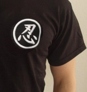 T-Shirt, schwarz, bestickt mit Ninja Schriftzeichen im Kreis weiß