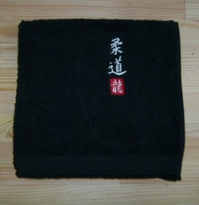 Handtuch schwarz bestickt Judo